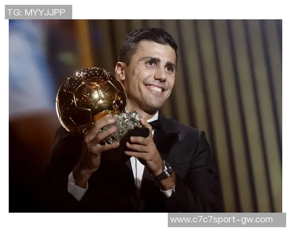 C罗荣获环足奖颁奖典礼上佩戴70万美元限量百达翡丽手表引发热议